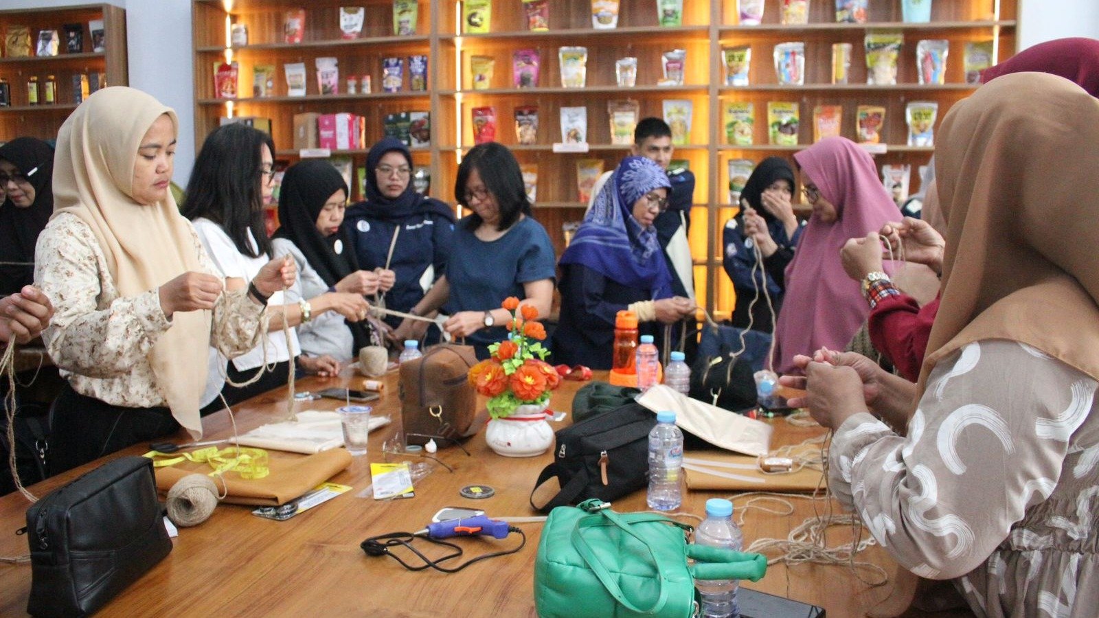 Deputi Kewirausahaan GenBI Komisariat UNM gelar Craft Weave Training