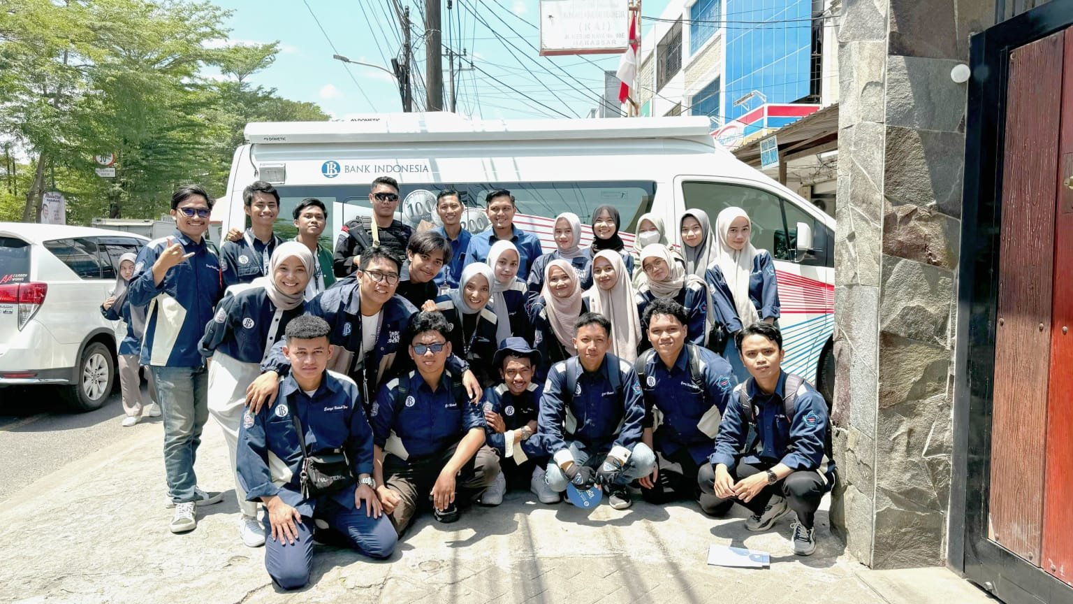 Foto Bersama di Mobil Kas Keliling